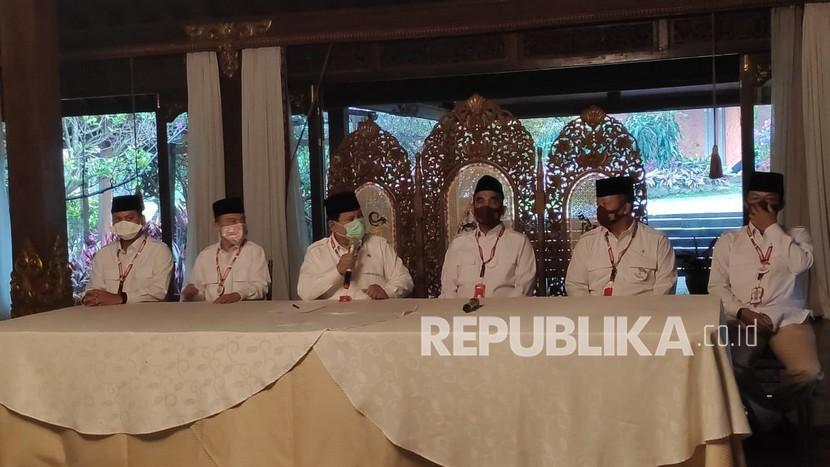 Ketua Umum Partai Gerindra Prabowo Subianto menyampaikan keterangan pers usai menggelar Kongres Luar Biasa (KLB) Partai Gerindra, di Padepokan Garudayaksa, Hambalang, Bogor, Jawa Barat, Sabtu (8/8).