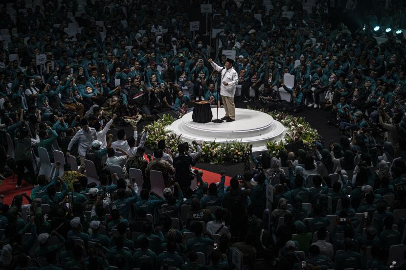 Ketua Umum Partai Gerindra Prabowo Subianto menyampaikan pidato dalam acara PKB Road To Election 2024 di Tennis Indoor Senayan, Jakarta, Ahad (30/10/2022). Acara itu dihadiri oleh para kader Partai Kebangkitan Bangsa (PKB) dari seluruh wilayah di Indonesia. 