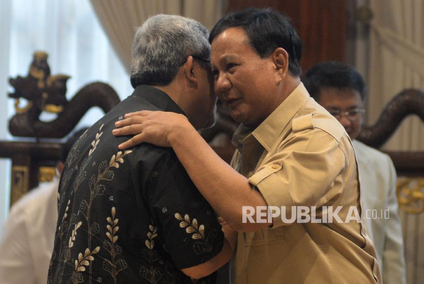 Ketua Umum Partai Gerindra Prabowo Subianto menyapa Gubernur Jawa Barat Ahmad Heryawan (kiri) saat melakukan pertemuan di Jakarta, Kamis (1/3).