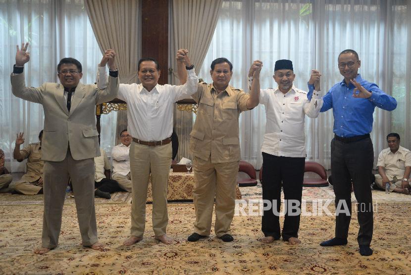 Ketua Umum Partai Gerindra Prabowo Subianto (tengah) berfoto bersama Presiden PKS Sohibul Iman (kiri), Sekjen PAN Eddy Soeparno (kanan) serta Pasangan Calon Gubernur Jawa Barat dari Partai Koalisi Asyik, Sudrajat (kedua kiri) - Ahmad Syaikhu (kedua kanan) saat melakukan pertemuan di Jakarta, Kamis (1/3). 