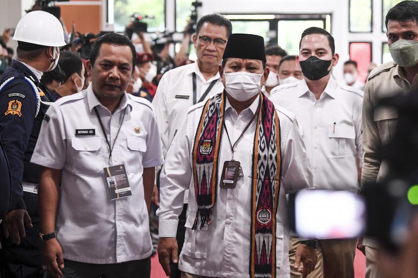 Ketua Umum Partai Gerindra Prabowo Subianto (tengah) berjalan memasuki ruangan saat akan melakukan Pendaftaran Partai Politik Calon Peserta Pemilu tahun 2024 di Kantor KPU, Jakarta, Senin (8/8/2022). KPU telah menerima berkas dari 18 partai politik yang mendaftar sebagai calon peserta Pemilu 2024 di hari kedelapan pendaftaran. 