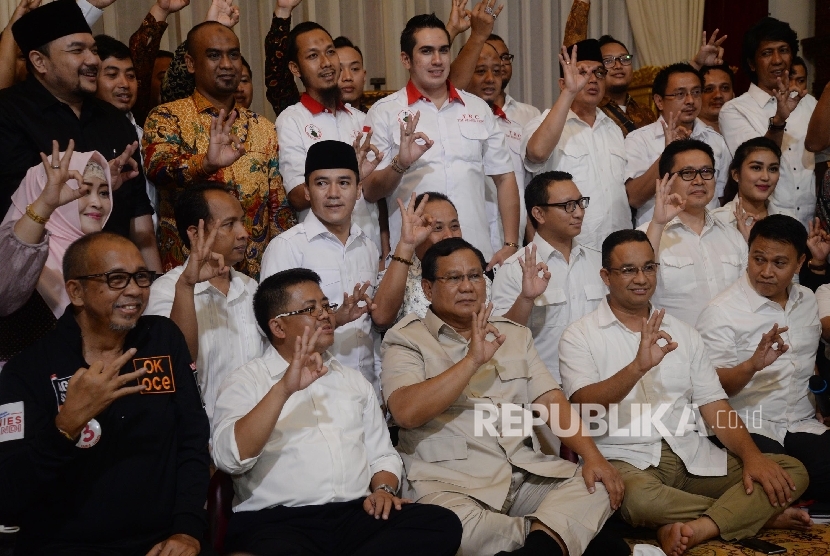 Ketua Umum Partai Gerindra Prabowo Subianto (tengah) bersama Presiden Partai Keadilan Sejahtera (PKS) Sohibul Iman (kedua kiri) dan Calon Gubernur DKI Jakarta Anies Baswedan (kanan) memberikan keterangan pers di Kediaman Prabowo, Jakarta, Sabtu (15/4) malam.