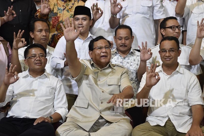 Ketua Umum Partai Gerindra Prabowo Subianto (tengah) bersama Presiden Partai Keadilan Sejahtera Sohibul Iman (kiri) dan Gubernur DKI Jakarta terpilih Anies Baswedan (kanan)