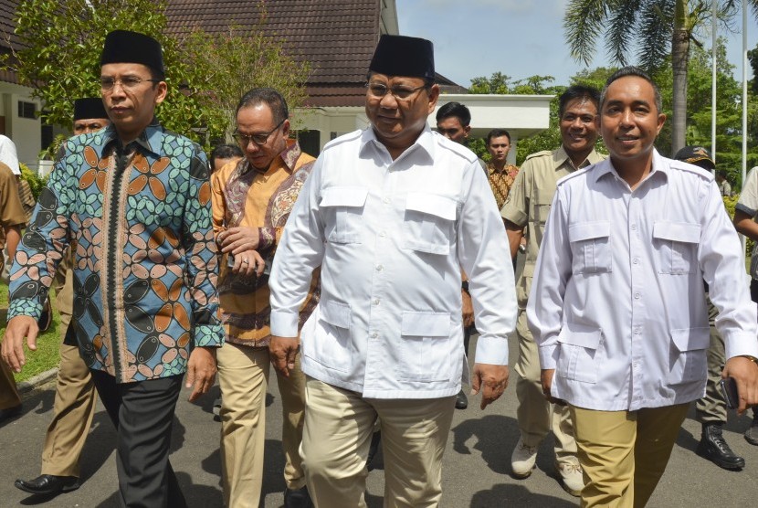 Ketua Umum Partai Gerindra Prabowo Subianto (tengah) didampingi Gubernur NTB M Zainul Majdi (kiri) dan Wakil Ketua DPRD NTB, Mori Hanafi (kanan) menghadiri acara silaturahmi di Pendopo Gubernur NTB di Mataram, Selasa (7/3).