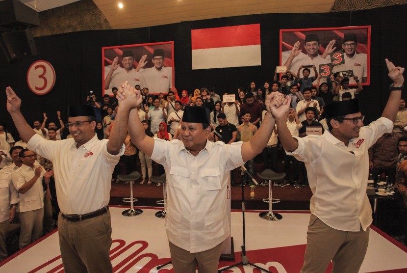 Ketua Umum Partai Gerindra Prabowo Subianto (tengah) mengangkat tangan kedua pasangan Calon Gubernur dan Wakil Gubernur DKI Jakarta Anies Baswedan (kiri) dan Sandiaga Uno (kanan) pada kampanye yang bertajuk Rabu Bersama Prabowo Subianto dan Anies-Sandi