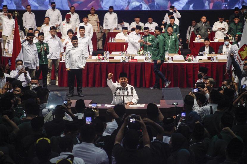 Ketua Umum Partai Gerindra Prabowo Subianto (tengah) menyampaikan pidato kebangsaan saat deklarasi koalisi antara Partai Gerindra dan Partai Kebangkitan Bangsa (PKB) dalam Rapimnas Gerindra di SICC, Sentul, Kabupaten Bogor, Jawa Barat, Sabtu (13/8/2022). Partai Gerindra dan PKB secara resmi menyatakan berkoalisi untuk pemilu 2024. 