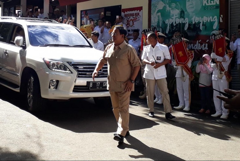 Ketua Umum Partai Gerindra Prabowo Subianto tiba di kantor DPP Partai Gerindra, Ragunan, Jakarta Selatan, untuk merayakan HUT partainya yang ke-10, Sabtu (10/2).