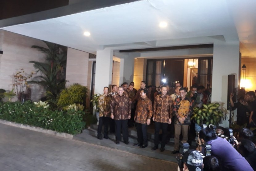 Ketua Umum Partai Gerindra Prabowo Subianto tiba di kediaman Ketua Umum Partai Demokrat Susilo Bambang Yudhoyono (SBY) di Jalan Mega Kuningan Timur, Jakarta, Selasa (24/7).