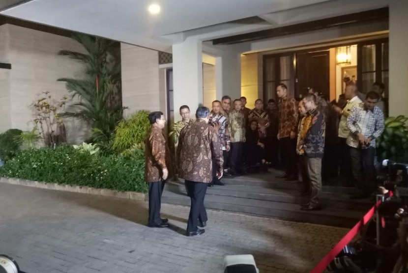 Ketua Umum Partai Gerindra Prabowo Subianto tiba di kediaman Ketua Umum Partai Demokrat Susilo Bambang Yudhoyono (SBY) di Jalan Mega Kuningan Timur, Jakarta, Selasa (24/7).