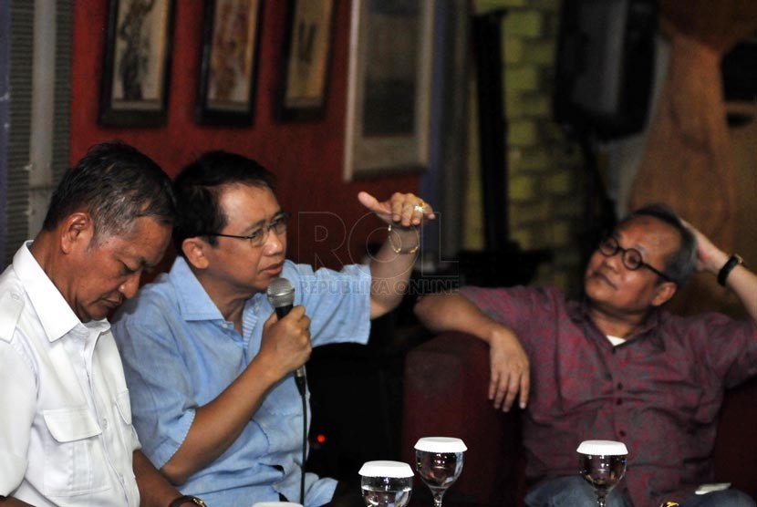 Ketua Umum Partai Gerindra Suhardi (paling kiri), Wakil Ketua Majelis Partai Demokrat Marzuki Alie (tengah), dan Ketua DPP Golkar Hajriyanto Y Tohari menjadi pembicara diskusi mengenai hasil Pemilihan Umum (Pemilu) Legislatif 2014 di Jakarta, Kamis (10/4).