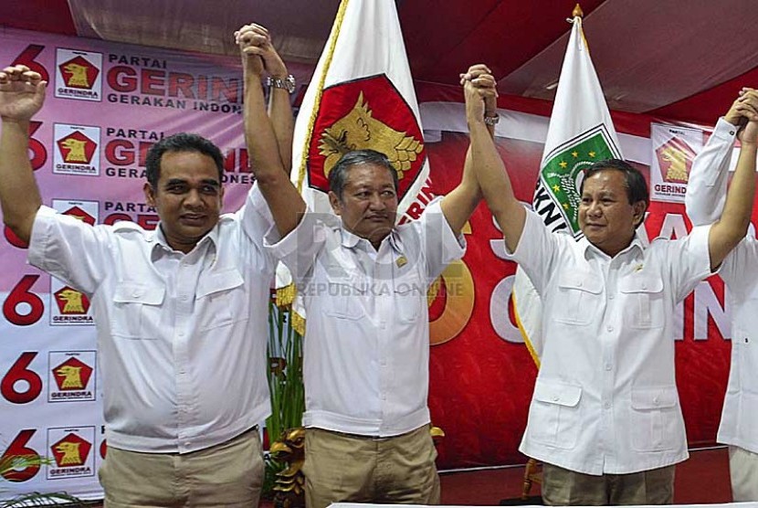 Ketua Umum Partai Gerindra, Suhardi (tengah), bersama Ketua Umum Dewan Pembina Partai Gerindra Prabowo (kanan) dan Ketua Fraksi Partai Gerindra Ahmad Muzani