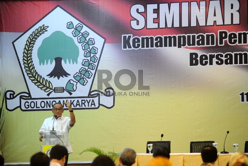 Ketua Umum Partai Golkar Aburizal Bakrie berikan sambutan saat mengikuti Seminar di kantor DPP Partai Golkar, Jakarta, Rabu (11/11).