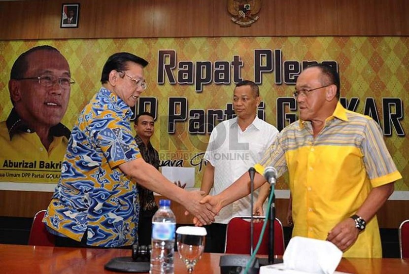  Ketua Umum Partai Golkar Aburizal Bakrie (kanan) bersama Wakil Ketua Agung Laksono (kiri).
