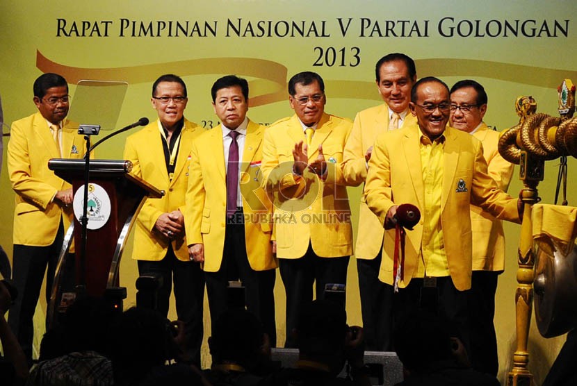 Ketua Umum Partai Golkar Aburizal Bakrie (kanan) didampingi para petinggi partai saat membuka Rapat Pimpinan Nasional (Rapimas) V Partai Golkar di Jakarta, Jumat (22/11).