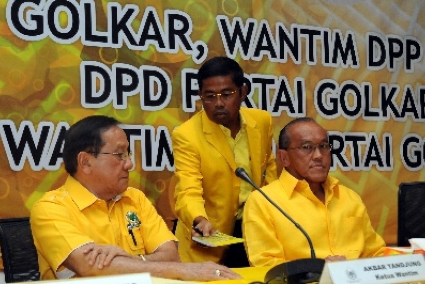 Ketua Umum Partai Golkar Aburizal Bakrie (kanan), Ketua Dewan Pertimbangan Akbar Tanjung (kiri) dan Sekjen PG Idrus Marham (tengah).