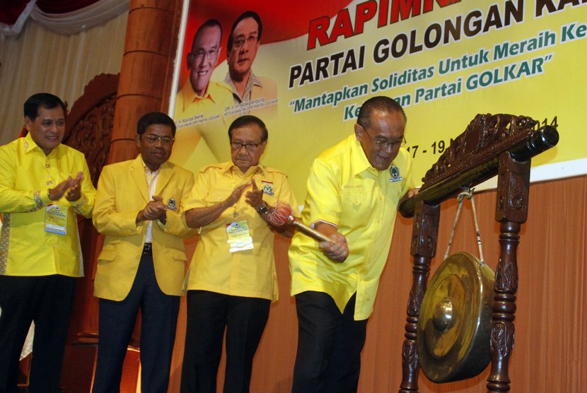 Ketua Umum Partai Golkar, Aburizal Bakrie (kanan) memukul gong didampingi, Akbar Tanjung, Idrus Marham dan Nurdin Halid saat pembukaan Rapimnas Partai Golkar ke VII di Yogyakarta, Selasa (18/11). 