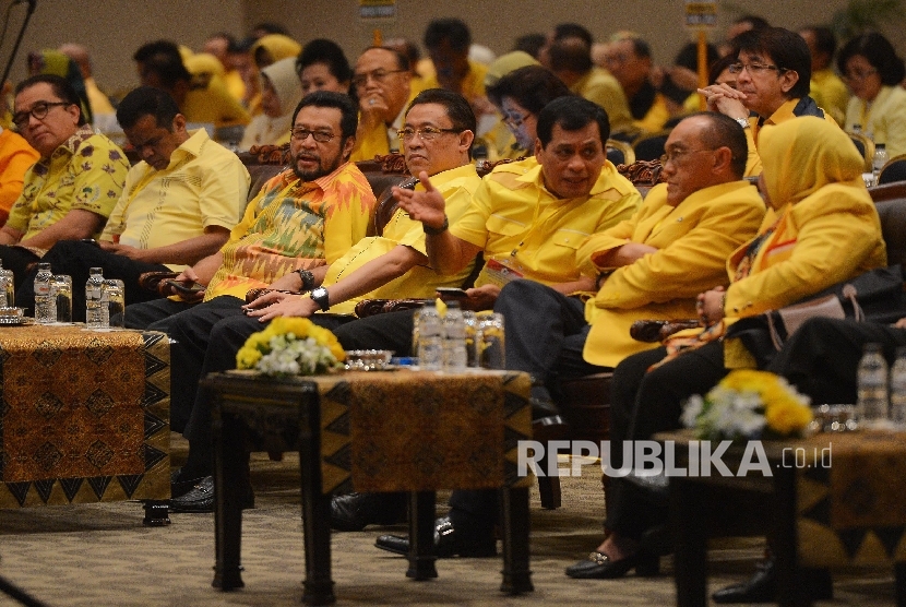 Ketua Umum Partai Golkar Aburizal Bakrie (kedua kanan) berbincang bersama Wakil Ketua Umum Nurdin Khalid (ketiga kanan) saat mengikuti Rapimnas Golkar yang didadakan di JCC, Jakarta, Ahad (24/1).   (Republika/Raisan Al Farisi)