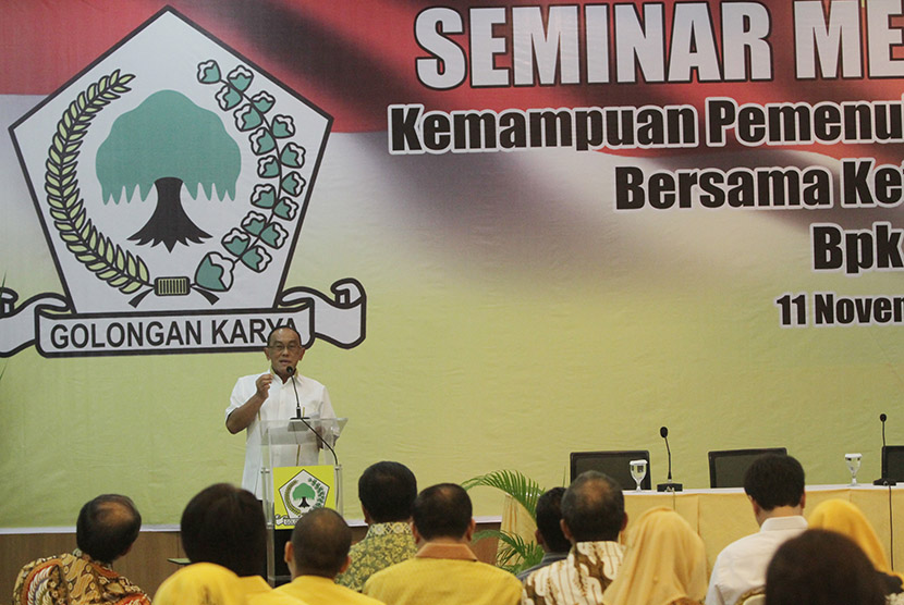 Ketua Umum Partai Golkar Aburizal Bakrie (kiri) berpidato pada pembukaan seminar Membangun Indonesia di Kantor DPP Partai Golkar, Jakarta, Rabu (11/11).