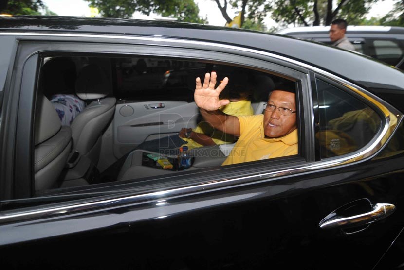 Ketua Umum Partai Golkar Aburizal Bakrie melambaikan tangan usai memantau penghitungan cepat di Kantor DPP Golkar, Jakarta, Rabu (9/4).