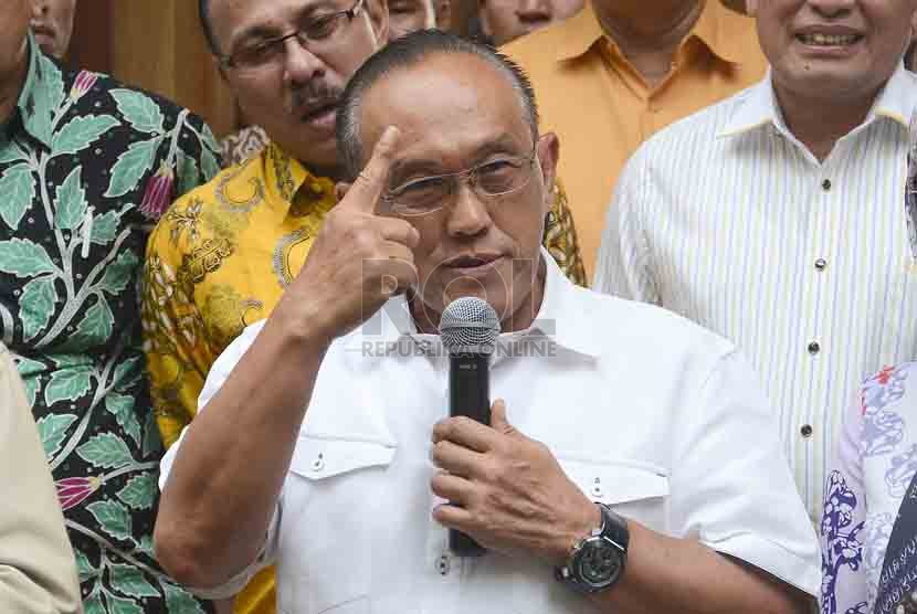 Ketua Umum Partai Golkar Aburizal Bakrie memberikan keterangan kepada wartawan usai melakukan pertemuan tertutup dengan para ketua DPD I Partai Golkar di Kediaman rumah Aburizal Bakrie di Jakarta, Senin (25/8). (Republika/Agung Supriyanto)