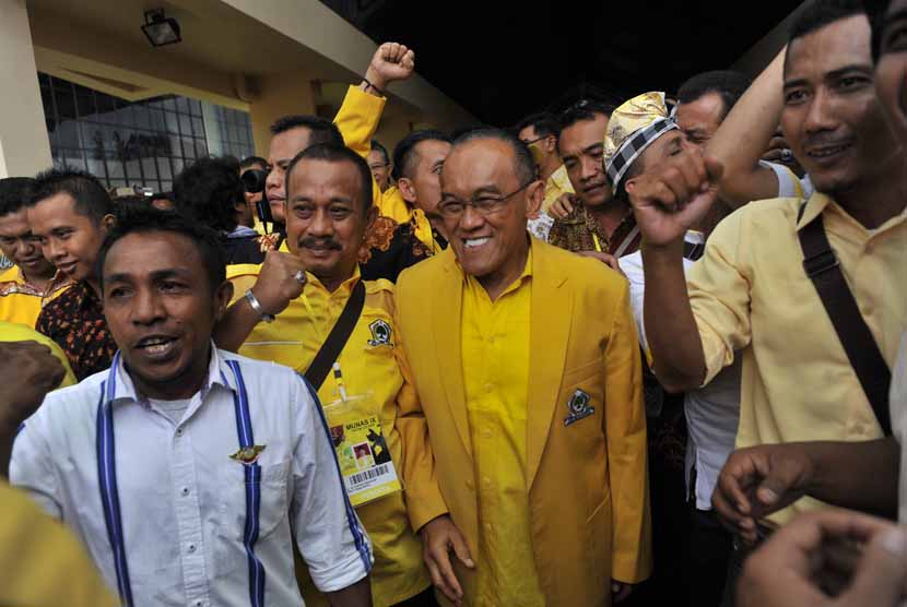 Ketua Umum Partai Golkar, Aburizal Bakrie meninggalkan lokasi Musyawarah Nasional Golkar IX di Nusa Dua, Bali, Senin (1/12).         