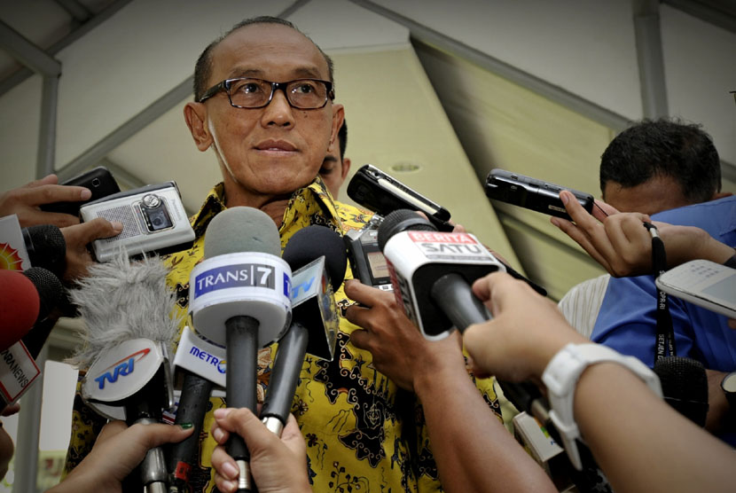  Ketua Umum Partai Golkar Aburizal Bakrie menjawab sejumlah pertanyaan wartawan sebelum bertemu dengan Presiden Susilo Bambang Yudhoyono di Kantor Presiden, Jakarta, Rabu (8/5).  (Antara/Andika Wahyu)