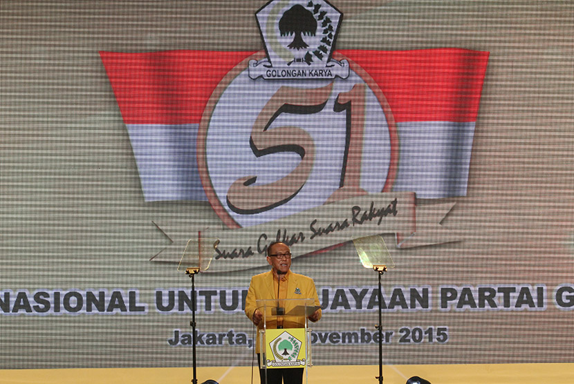 Ketua Umum Partai Golkar Aburizal Bakrie menyampaikan sambutannya dalam perayaan Hari Ulang Tahun Partai Golkar ke-51 di Kantor DPP Partai Golkar, Jakarta, Kamis (26/11).