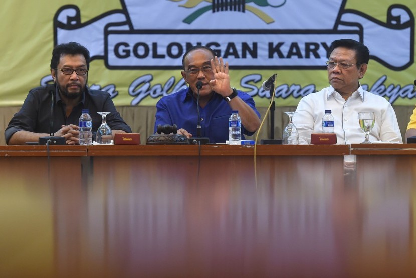 Ketua Umum Partai Golkar Aburizal Bakrie (tengah) didampingi Wakil Ketua Umum Agung Laksono (kanan) dan Ketua DPP Yorrys Raweyai memimpin pertemuan dengan Barisan Muda Partai Golkar dan pimpinan ormas di kantor DPP Partai Golkar, Jakarta, Jumat (19/2).