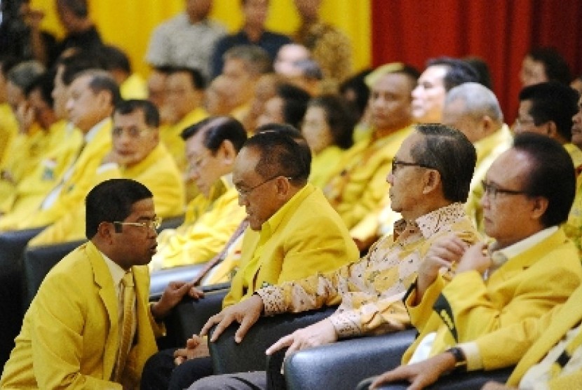 Ketua Umum Partai Golkar Aburizal Bakrie (tengah) , Sekjen Partai Golkar Idrus Marham (kiri) berbincang pada pembukaan Rapat Pimpinan Nasional (Rapimas) V Partai Golkar di Jakarta, Jumat (22/11).