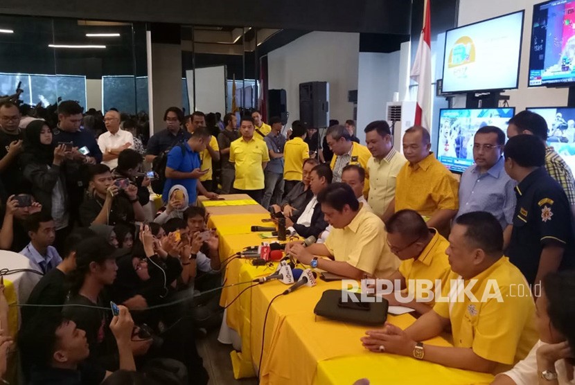 Ketua Umum Partai Golkar Airlangga Hartanto memberi keterangan pers hasil hitung cepat Pilkada 2018 di DPD Partai Golkar, Cikini, Jakarta Pusat, Rabu (27/6).