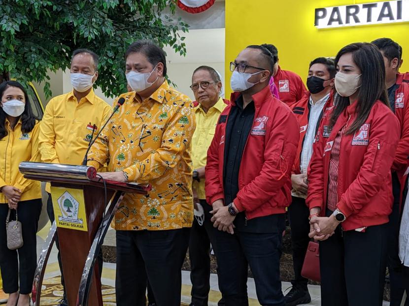 Ketua Umum Partai Golkar Airlangga Hartarto bersama Ketua Umum Partai Solidaritas Indonesia (PSI) Giring Ganesha Djumaryo di Kantor DPP Partai Golkar, Jakarta, Selasa (23/8).