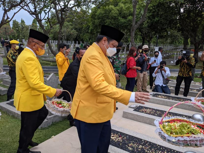 Ketua Umum Partai Golkar, Airlangga Hartarto bersama sejumlah pengurus DPP melakukan ziarah ke Taman Makam Pahlawan (TMP) Kalibata, Jakarta, Selasa (19/10).