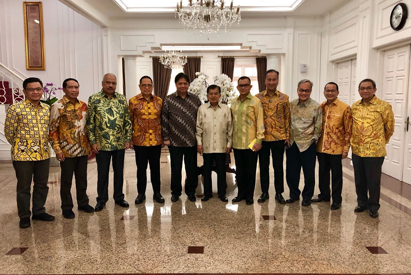 Ketua Umum Partai Golkar Airlangga Hartarto beserta jajaran petinggi DPP Golkar bersilaturahim dengan Wakil Presiden Jusuf Kalla, Kamis (9/8).