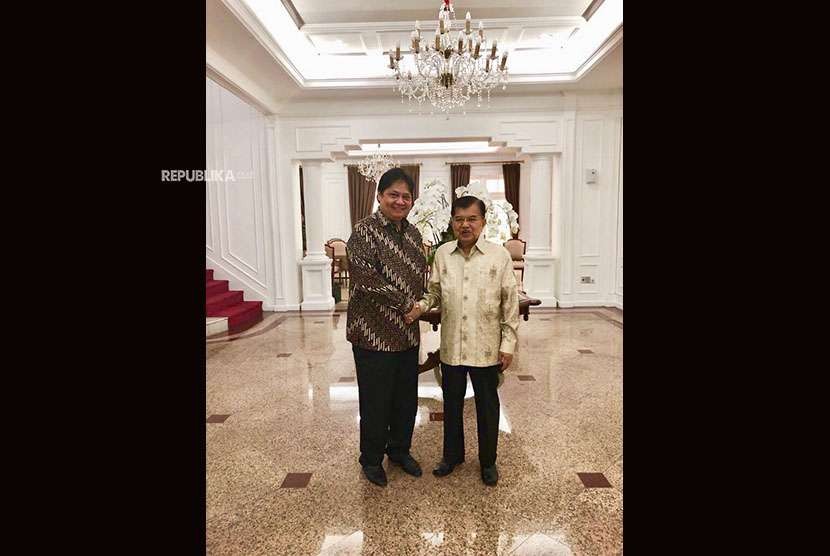 Ketua Umum Partai Golkar Airlangga Hartarto beserta jajaran petinggi DPP Golkar bersilaturahmi dengan Wakil Presiden Jusuf Kalla, Kamis (9/8).