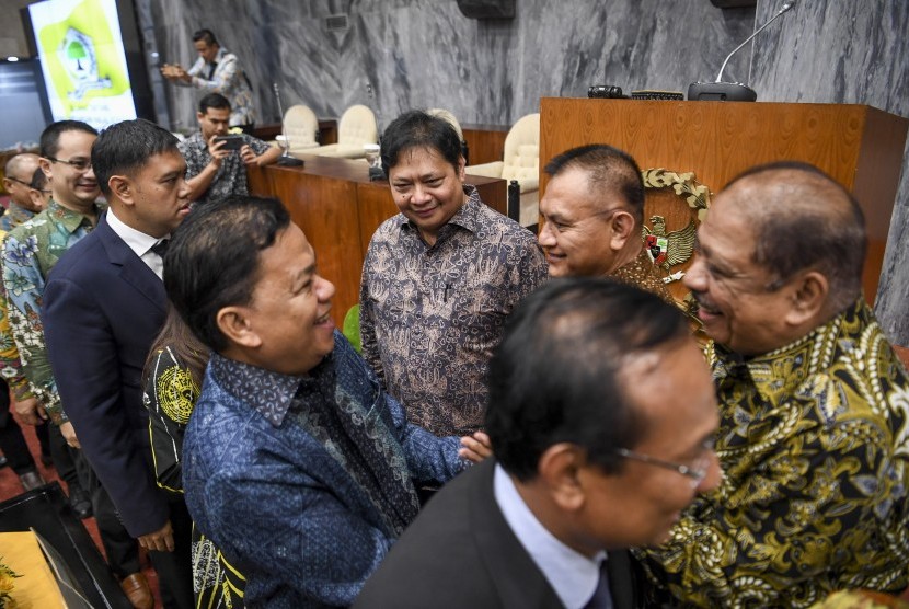 Ketua Umum Partai Golkar Airlangga Hartarto (ketiga kanan) bersama Ketua Fraksi Melchias Marcus Mekeng (kanan) dan Sekjen Lodewijk Freidrich Paulus (kedua kanan) bersalaman dengan anggota Fraksi Partai Golkar DPR saat halalbihalal di Kompleks Parlemen, Senayan, Jakarta, Kamis (13/6/2019). 