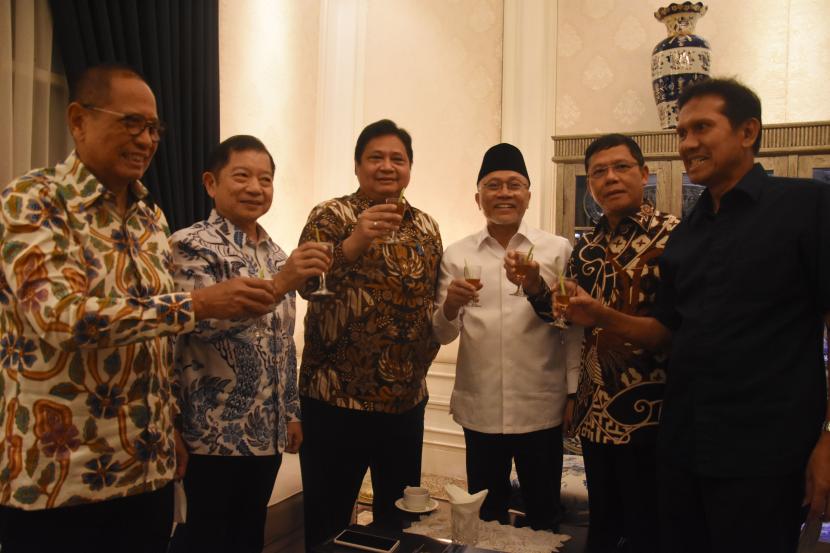 Ketua Umum Partai Golkar Airlangga Hartarto (ketiga kiri) berbincang dengan Ketua Umum PAN Zulkifli Hasan (ketiga kanan) dan Ketua Umum PPP Suharso Monoarfa (kedua kiri) didampingi jajaran pengurus partai saat mengelar pertemuan di Jakarta, Kamis (12/5/2022). Pertemuan tersebut dalam rangka silaturahmi lebaran dan pembahasan koalisi Bersatu (Beringin, Ka