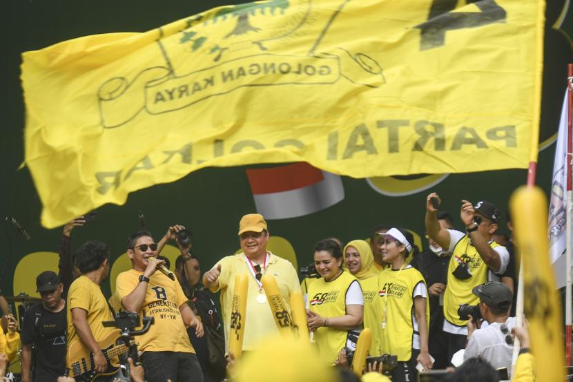 Ketua Umum Partai Golkar Airlangga Hartarto (ketiga kiri) bernyani bersama vokalis band Ungu Pasha (kedua kiri) usai mengikuti jalan sehat di Plaza Tenggara Gelora Bung Karno, Jakarta, Ahad (16/10/2022). Partai Golkar menggelar jalan sehat dalam rangka memperingati HUT ke-58 Partai Golkar. 