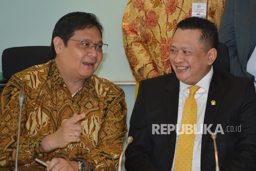 Ketua Umum Partai Golkar Airlangga Hartarto (kiri) dan Ketua DPR dari Fraksi Golkar Bambang Soesatyo di Kompleks Parlemen, Senayan, Jakarta, Senin (15/1).