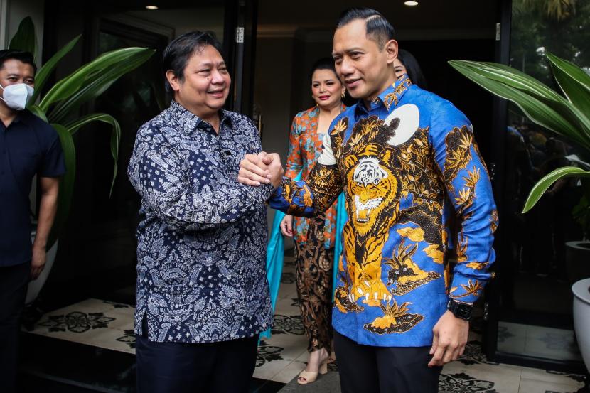 Ketua Umum Partai Golkar Airlangga Hartarto (kiri) berjabat tangan dengan Ketua Umum Partai Demokrat Agus Harimurti Yudhoyono (AHY) (kanan) usai melakukan pertemuan di Widya Candra, Jakarta.