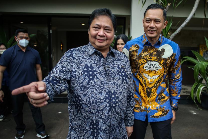 Ketua Umum Partai Golkar Airlangga Hartarto (kiri) berjalan bersama Ketua Umum Partai Demokrat Agus Harimurti Yudhoyono (AHY) (kanan) usai melakukan pertemuan di Widya Candra, Jakarta, Sabtu (7/5/2022). Pertemuan kedua ketua umum partai politik tersebut dalam rangka silaturahim Hari Raya Idul Fitri 1443H