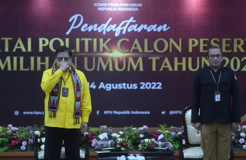 Ketua Umum Partai Golkar Airlangga Hartarto (kiri) bersama Ketua Komisi Pemilihan Umum (KPU) Hasyim Asy