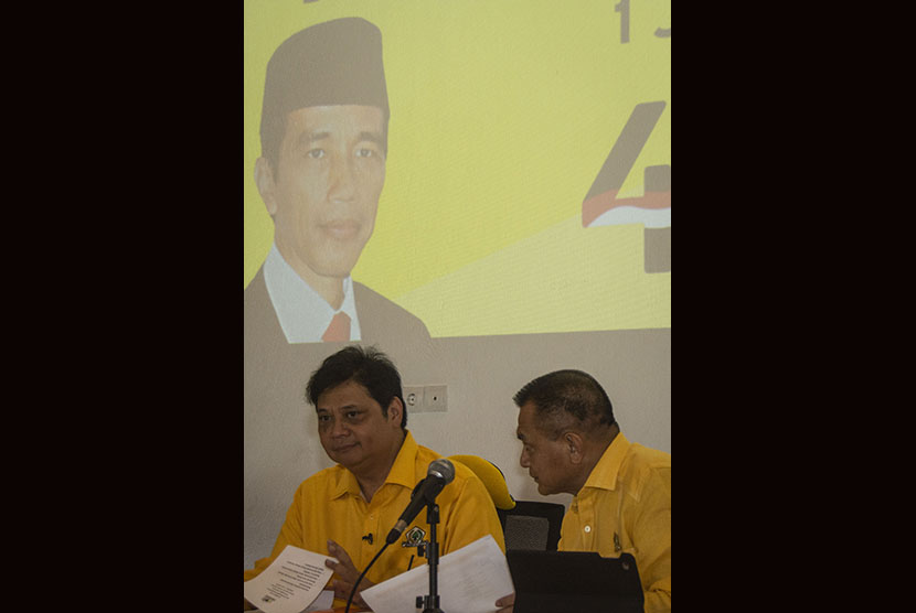 Ketua Umum Partai Golkar Airlangga Hartarto (kiri) bersama Sekjen Partai Golkar Lodewijk Freidrich Paulus (kanan) menghadiri silaturahmi nasional Partai Golkar di Jakarta, Jumat (1/6). 