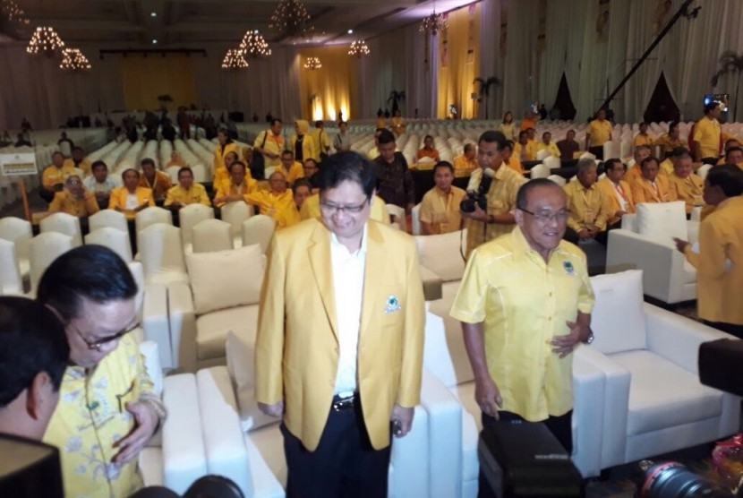 Ketua Umum Partai Golkar, Airlangga Hartarto (kiri) dan Aburizal Bakrie saat pembukaan Rapimnas Partai Golkar di JCC, Senayan, Jakarta, Senin (18/12).