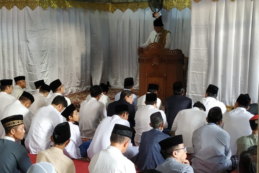 Ketua Umum Partai Golkar Airlangga Hartarto melaksanakan shalat Idulfitri 1440 Hijriah di Masjid Syajaratun Thayyibah, yang berada di kompleks DPP Partai Golkar, Slipi, Jakarta, Rabu (5/6).