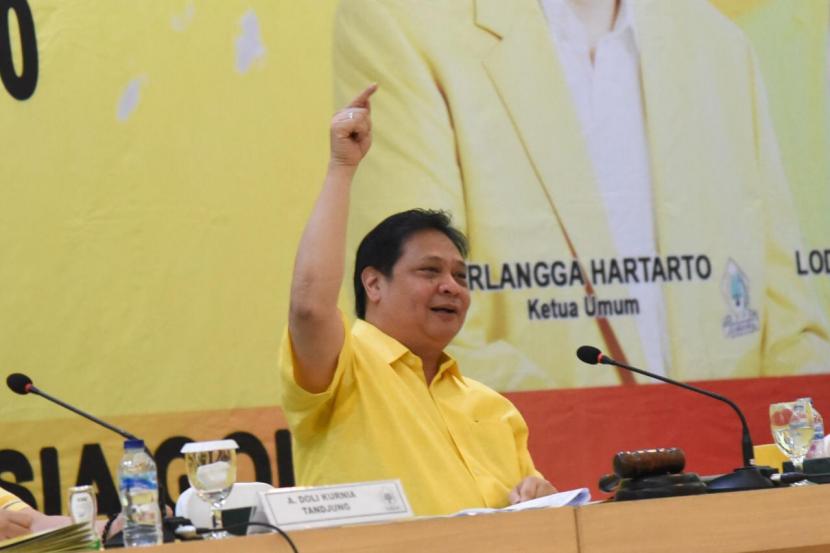 Ketua Umum Partai Golkar Airlangga Hartarto memberi sambutan saat penyerahan surat keputusan rekomendasi pengusungan bakal calon kepala daerah Pilkada 2020, di kantor DPP Partai Golkar, Ahad (12/7).