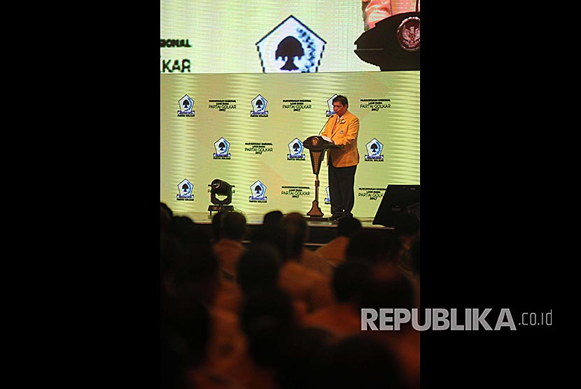 Ketua Umum Partai Golkar Airlangga Hartarto memberikan sambutan saat pembukaan Musyawarah Nasional Luar Biasa (Munaslub) Partai Golkar di Jakarta Convention Center, Jakarta, Senin (18/12). 