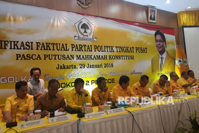 Ketua Umum Partai Golkar Airlangga Hartarto mengumpulkan kepengurusan Dewan Pimpinan Pusat Partai Golkar baru pada Rapat pleno Golkar, Senin (29/1). Rapat digelar sesaat sebelum verifikasi faktual DPP Golkar oleh Komisi Pemilihan Umum (KPU) yang direncanakan pada pukul 12.00 WIB.