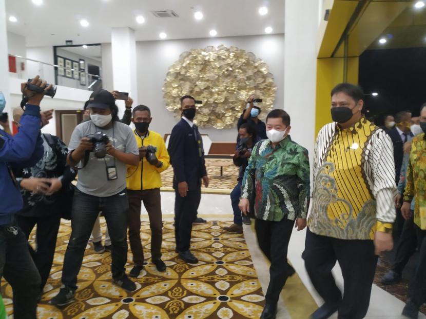 Ketua Umum Partai Golkar Airlangga Hartarto menyambut kedatangan Ketua Umum Partai Persatuan Pembangunan (PPP) Suharso Monoarfa di Kantor DPP Partai Golkar, Slipi, Jakarta, Selasa (30/3).