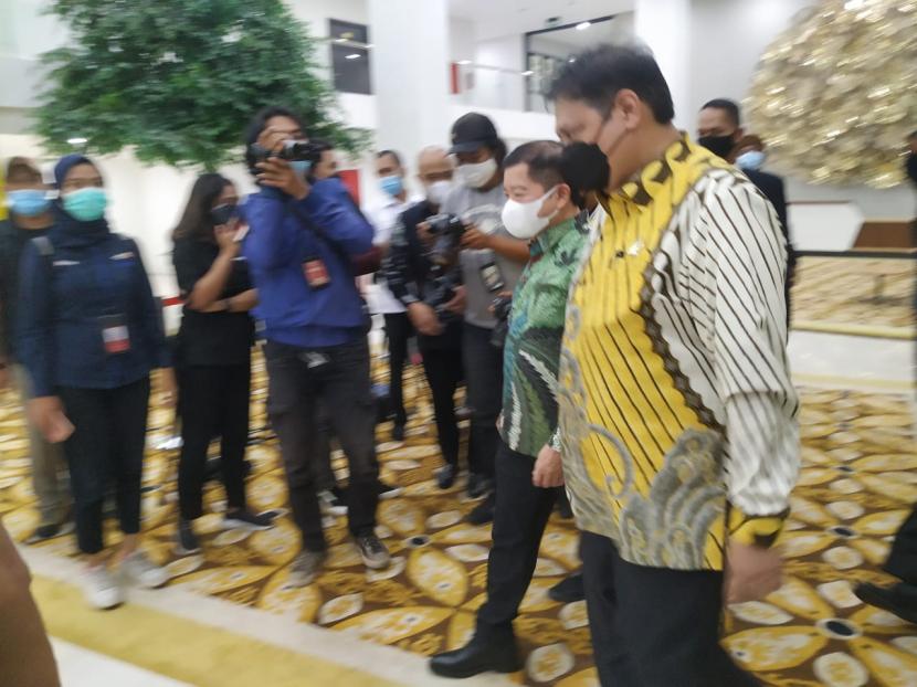 Ketua Umum Partai Golkar Airlangga Hartarto menyambut kedatangan Ketua Umum Partai Persatuan Pembangunan (PPP) Suharso Monoarfa di Kantor DPP Partai Golkar, Slipi, Jakarta, Selasa (30/3).