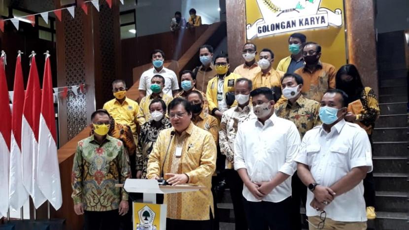 Ketua Umum Partai Golkar, Airlangga Hartarto menyampaikan dukungan untuk Bobby Nasution dalam Pilwakot Medan, di kantor DPP Partai Golkar, Jakarta, Selasa (18/8).